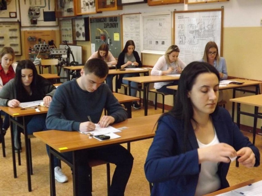 Sesja egzaminacyjna uczniów nowodworskiego zespołu szkół. Archiwalne zdjęcia z egzaminów zawodowych
