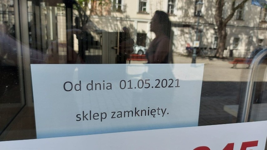 Taką kartkę można dojrzeć na lokalu przy Starym Rynku w...