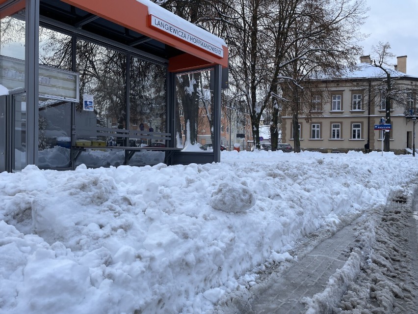 Po kolana brodzą w śniegu by przedrzeć się do autobusu lub przez przejście dla pieszych! (FOTO)