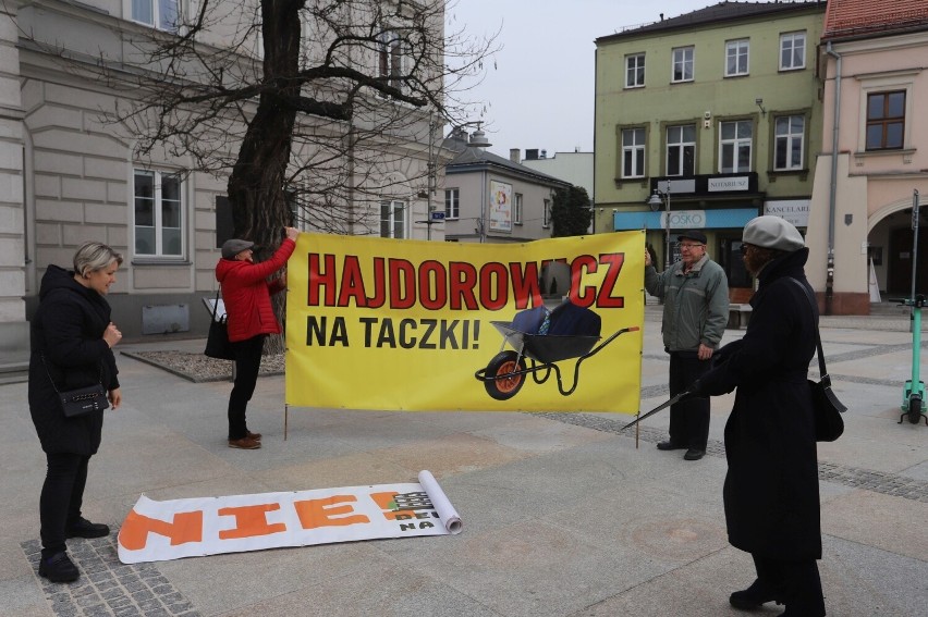 Przed Urzędem Miasta protestowali  mieszkańcy Baranówka,...