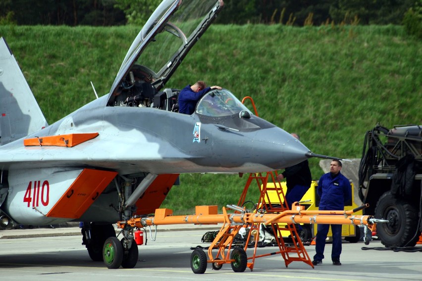 Mirosławiec. Ćwiczenia Kondor-12. MiGi i Su-22 ćwiczyły na lotnisku w Mirosławcu [ZDJĘCIA i WIDEO]