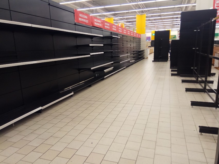 To koniec supermarketu Auchan w Zgorzelcu. Zobaczcie jak półki świecą pustkami [ZDJĘCIA]