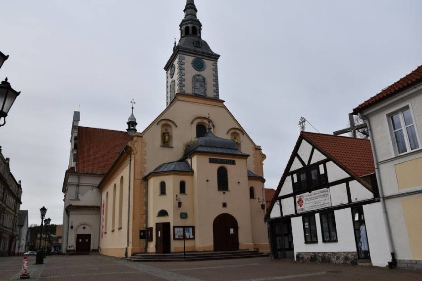 Msze święte w niedziele i święta odbywają się w...