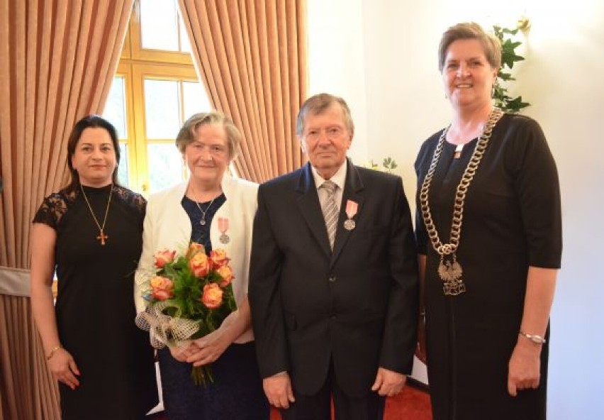 Cztery pary z Miastka odebrały medale od prezydenta Polski za długoletnie małżeństwo