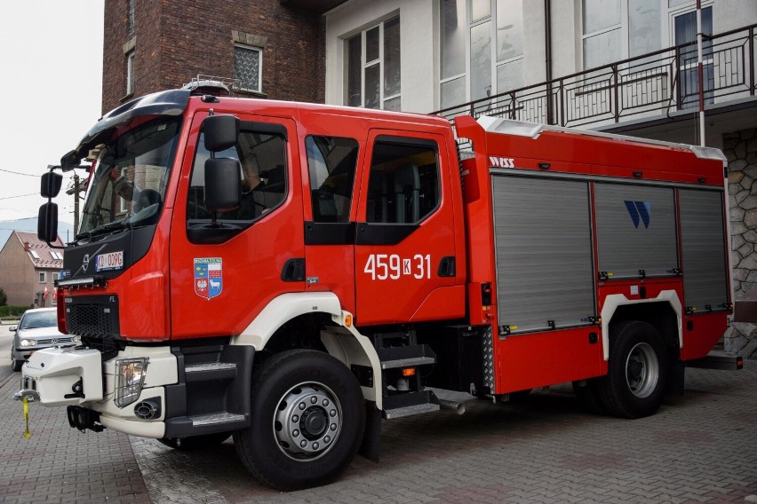 Strażacy z OSP Mszana Dolna mają nowy samochód ratowniczo-gaśniczy. Mieszkańcy mogą czuć się bezpieczniej