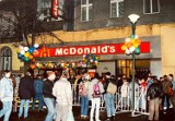 To najstarszy McDonald's w woj. śląskim - otwarto go dokładnie 31 lat temu w Katowicach! Przed lokalem ustawiła się duża kolejka...
