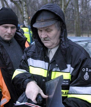 Ochotnicza Straż Pożarna w asyście strażników  gminnych rozpoczęła pobieranie opłaty  targowej na Kiermaszu Ławica  w Przeźmierowie.  - Fot. Sz. Siewior