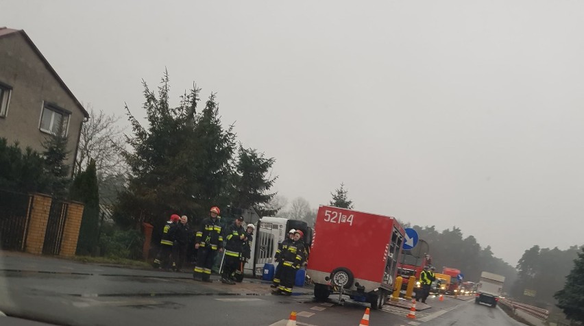 Na DK11 w Rożnowie TIR wjechał do rowu i przewrócił się na bok [ZDJĘCIA]