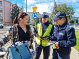 Policja w Lesznie rozdawała odblaski. To w ramach akcji Roadpol Safety Days promującej bezpieczeństwo   