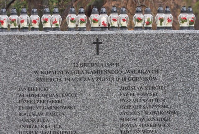 Tablica upamiętniająca 18 górników, którzy zginęli w wybuchu metanu na kopalni Wałbrzych (22 grudnia 1985 r.)