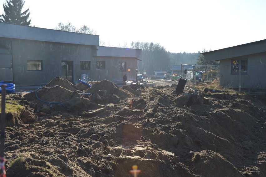 Tak zmieniają się tereny nad Zalewem Sulejowskim w Smardzewicach. Trwa rewitalizacja plaż  i mola [ZDJĘCIA]