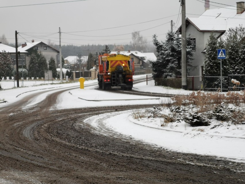 Intensywne opady śniegu utrudniają ruch na drogach