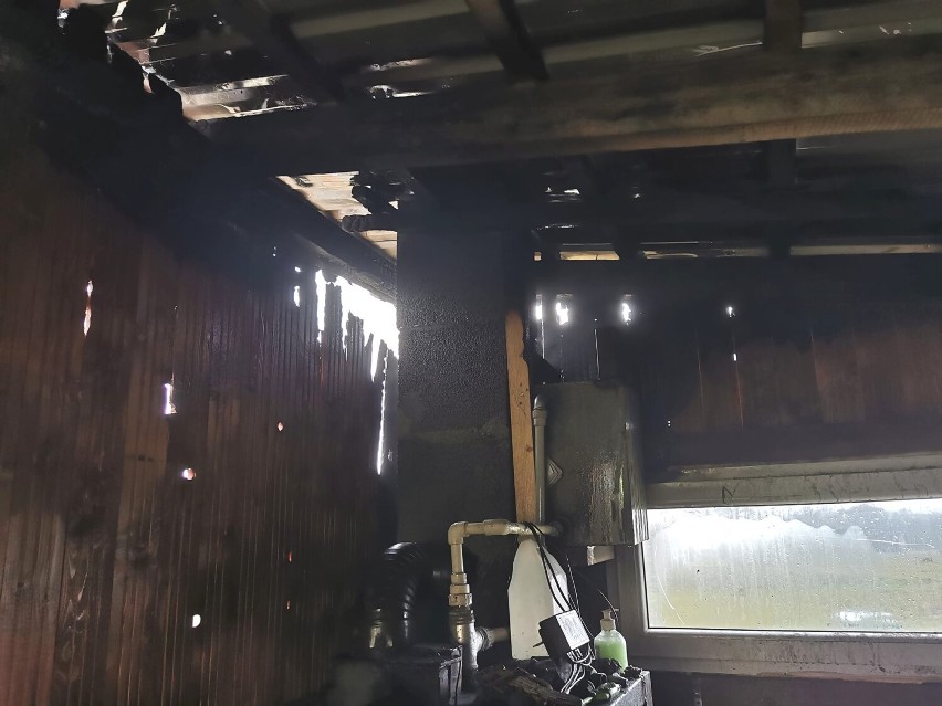 Strażacy walczyli z pożarem drewnianego budynku gospodarczego w miejscowości Raduń w gm. Dziemiany