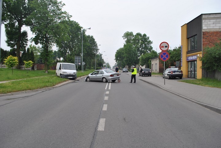 Zderzenie czołowe na Krakowskiej. Mężczyzna zasnął za kierownicą