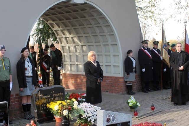 Dzień Niepodległości w Rudzie Śląskiej. Złożono kwiaty na cmentarzu w Rudzie