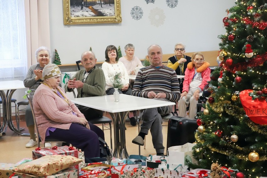 Seniorzy z radością czekali na prezenty