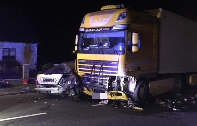 Olesno - wypadek na ul. Kluczborskiej (DK 11). Po zderzeniu mercedesa z ciężarówką zginął kierowca osobówki.