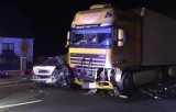 Wypadek na Kluczborskiej w Oleśnie. Zginął 38-letni kierowca mercedesa. Zderzyły się trzy samochody osobowe i ciężarówka