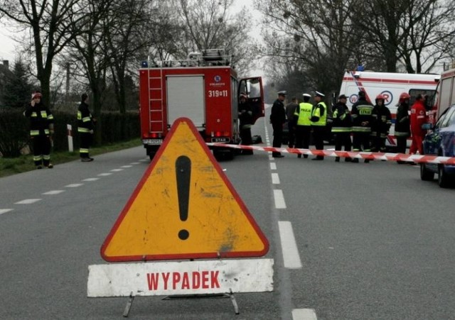 Śmiertelny wypadek w miejscowości Silno. Samochód osobowy zderzył się czołowo z ciężarówką. Młody kierowca zginął na miejscu.