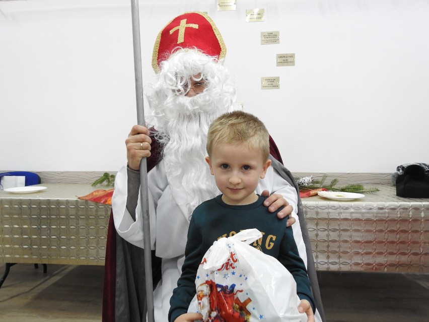  Mikołaj dotarł w niedzielę do Lubieszewa. Przywiózł wór słodkości dla dzieci