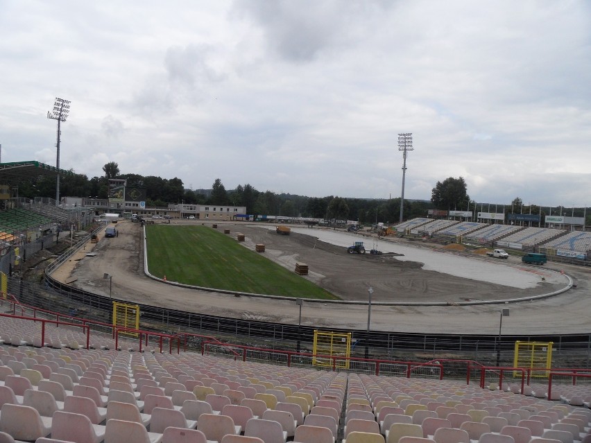 Remont stadionu w Rybniku: Nawierzchnię toru trzeba ułożyć jeszcze raz