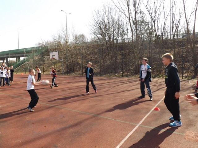 Wolsztyn. Klub Rugby Lokomotywa z treningiem pokazowym w SP Nr 1