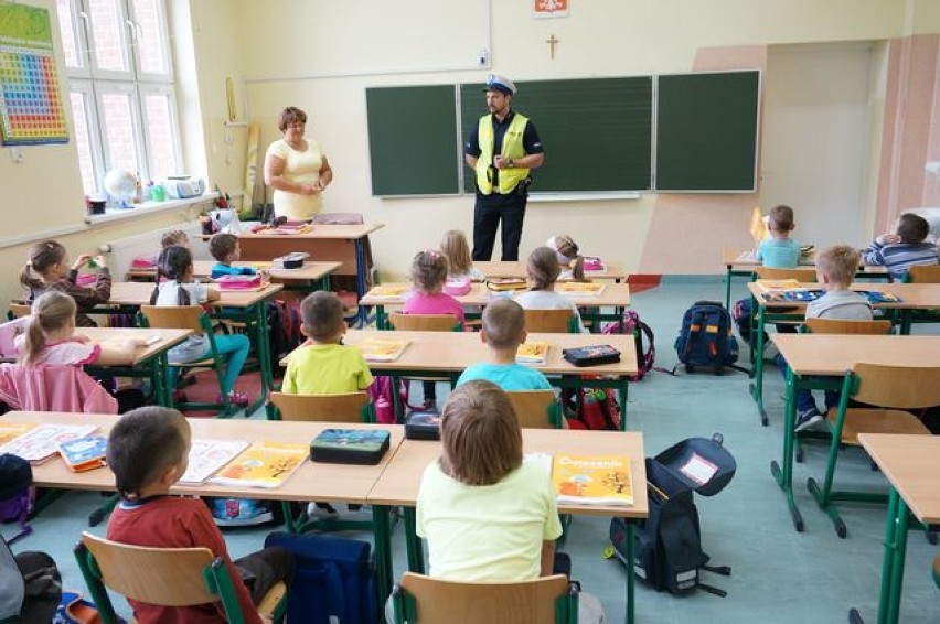 Bezpieczna droga do szkoły: Policjanci z Rudy edukują dzieci w podstawówkach