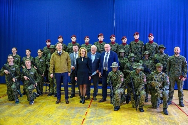 Zespół Szkół Licealnych i Technicznych w Wojniczu początkiem roku odwiedził sam Wiceminister Obrony Narodowej Marcin Ociepa