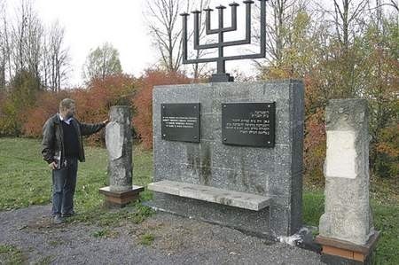 Pomnik w miejscu kirkutu odsłonięto jesienią 1993 roku. W jego odsłonięciu wziął m.in. udział Gerson Zohar, ambasador Izraela w Polsce oraz Ariel Ben Tov, przewodniczący Światowej Rady Żydów &amp;#8211; opowiada archeolog Dariusz Rozmus.