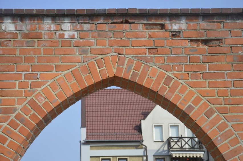 Z zabytkowego muru na Starym Mieście w Głogowie poleciały cegły. Przejście zamknięte dla pieszych