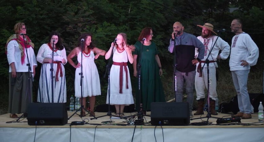 Zespół Drewno śpiewał podczas Nocy Kupały nad Odrą 2021 w...