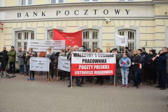 Dziś rano przed wągrowieckim budynkiem Poczty Polskiej odbył się protest. Pocztowcy domagają się między innymi wzrostu zarobków.

WIĘCEJ: Protest Poczty Polskiej w Wągrowcu [ZDJĘCIA]