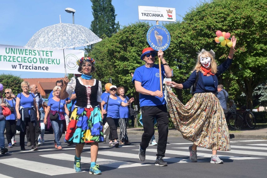 Spartakiada "Serce Seniora" w Sierakowie. Parada ulicami...