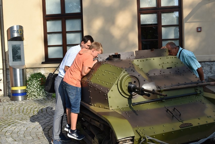 Czołg na dziedzińcu zamku w Oświęcimiu na otwarcie wystawy