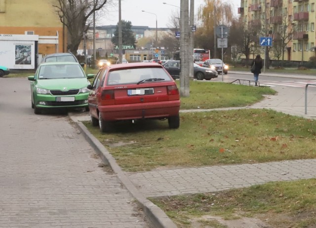 Prezentujemy 14 najbardziej szokujących przykładów parkowania z Radomia - tym razem z pierwszej połowy grudnia 2021 roku

Zdjęcia nadesłali nasi Czytelnicy na adres internet@echodnia.eu - bardzo dziękujemy! W galerii są też robione przez fotoreporterów "Echa Dnia" oraz z profilu na Facebooku "Pieszy w Radomiu". Na zdjęciu auta zaparkowane w pobliżu ulicy Sowińskiego.