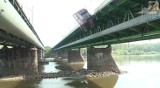 Autobus spadł do rzeki z Mostu Gdańskiego. Na szczęście, to tylko film [wideo]