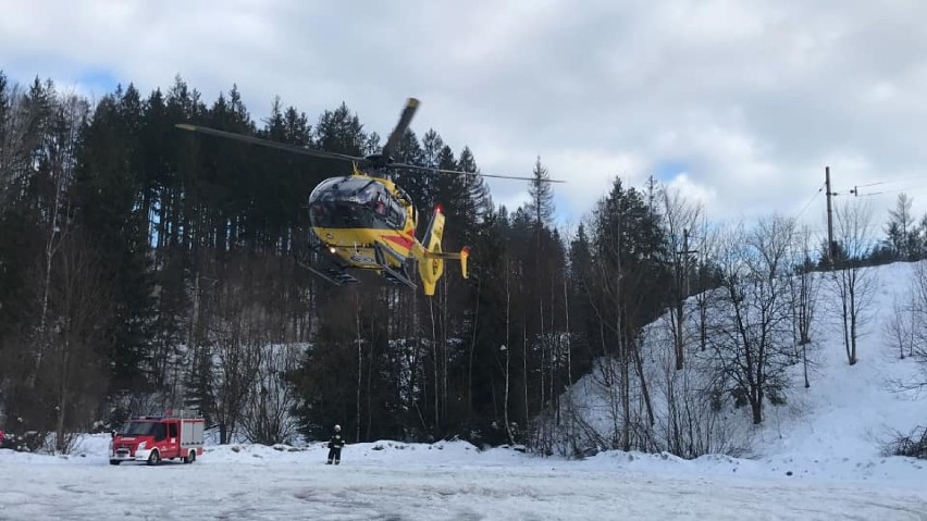 Wypadek narciarza w Zwardoniu. Lądował śmigłowiec LPR. Mężczyzna z urazem kręgosłupa trafił do szpitala.