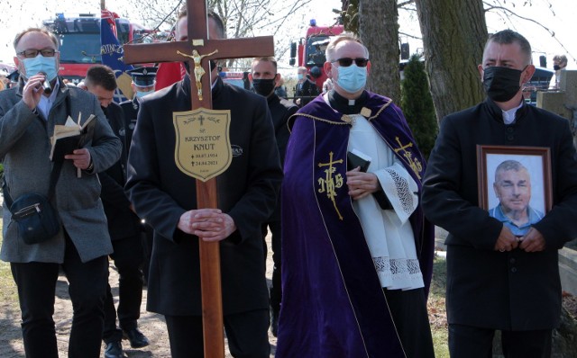 Na cmentarzu parafialnym w Górnej Grupie spoczął Krzysztof Knut, doskonale znany w środowisku lekkoatletycznym, sędzia, fotograf. Miał 66 lat.