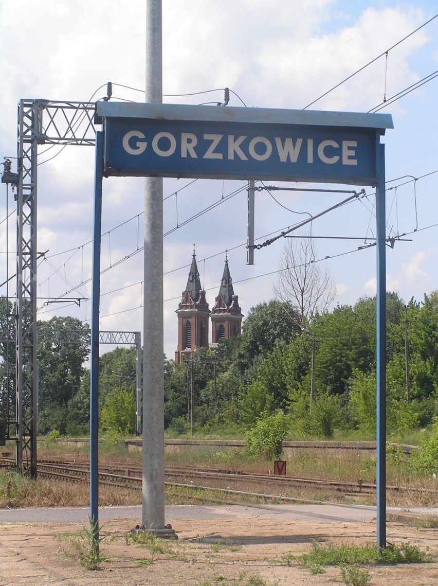 Dworzec PKP w Gorzkowicach. W tle kościół parafialny.