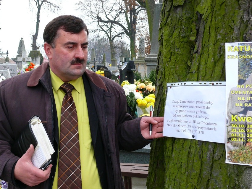 Mirosław Bielski rozwiesił na cmentarzu informacje o...