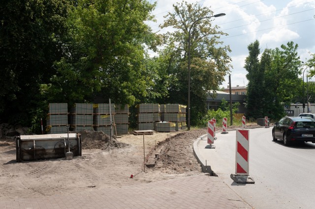 Nowe chodniki antysmogowe w Warszawie. Eko-deptak będzie oczyszczał powietrze w Wawrze