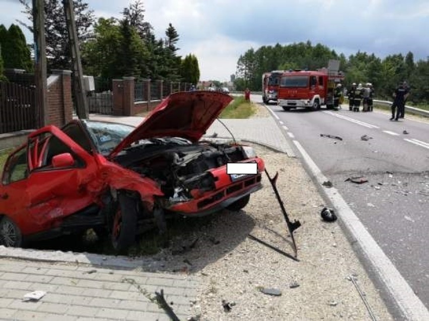 Wypadek w Niedomicach pod Tarnowem. Czołowe zderzenie hondy i volkswagena. Kierowcy w szpitalu