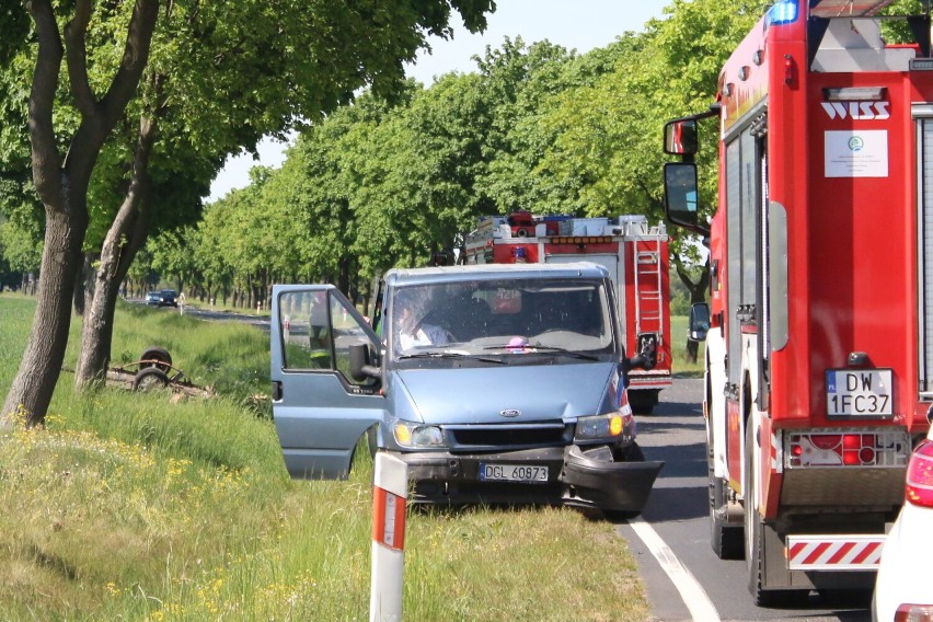 Koło Sobczyc na drodze Głogów - Sława kolizja dwóch pojazdów. Przyczepka z drewnem wylądowała na polu