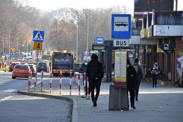 Niektórzy przewoźnicy w Kielcach nie wjeżdżają na dworzec i pierwszy przystanek mają przy ulicy Żytnej. To ma się zmienić.