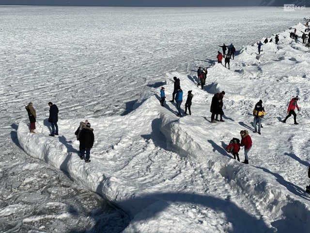 Bałtyk w okowach mrozu! Nadmorskie plaże wyglądają teraz jak kraina lodu