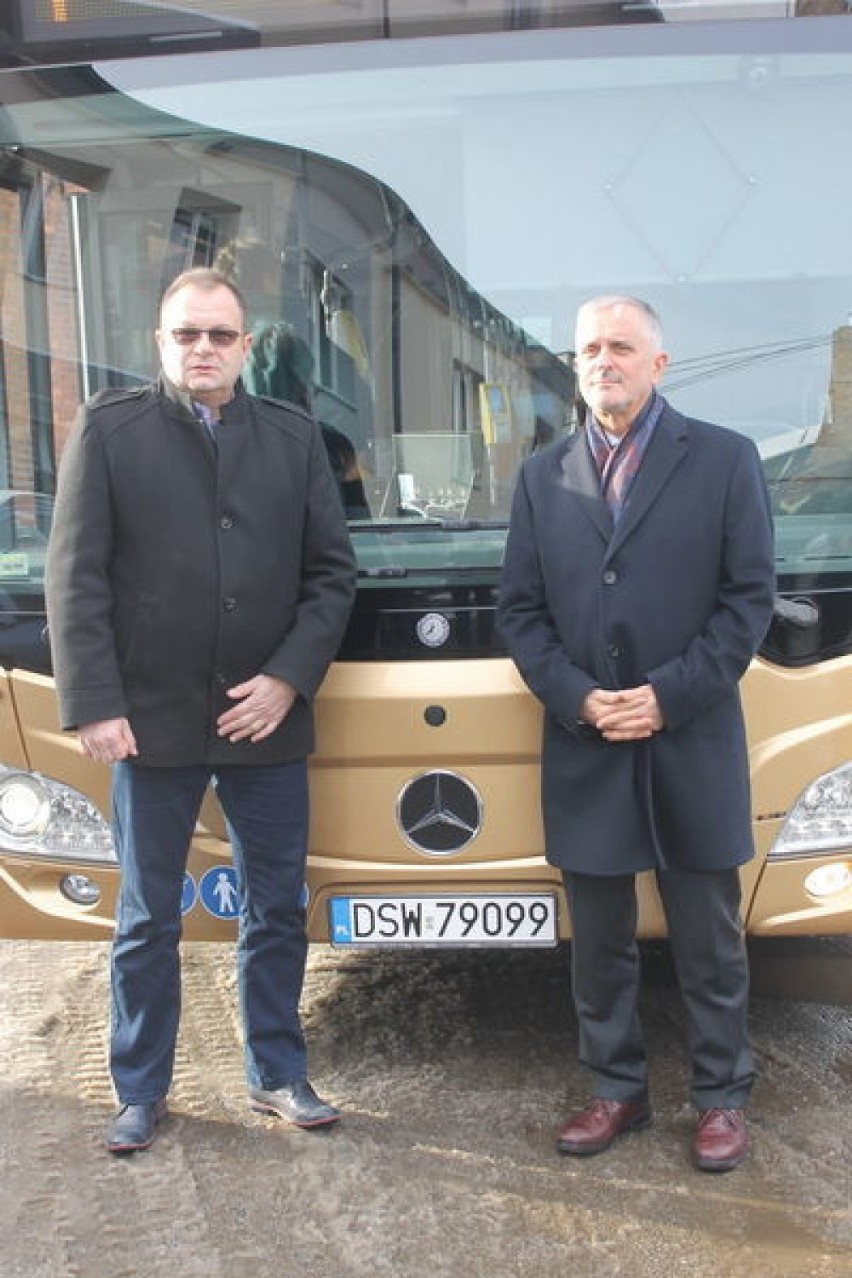 W Świebodzicach testowali nowy, złoty autobus (ZDJĘCIA)