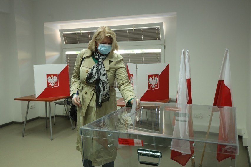 Wybory mimo koronawirusa. W Legnickim Polu zorganizowano dziś tradycyjne głosowanie [ZDJĘCIA]