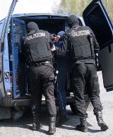 Policja w Jarocinie: Okradli mężczyznę śpiącego na przystanku.
