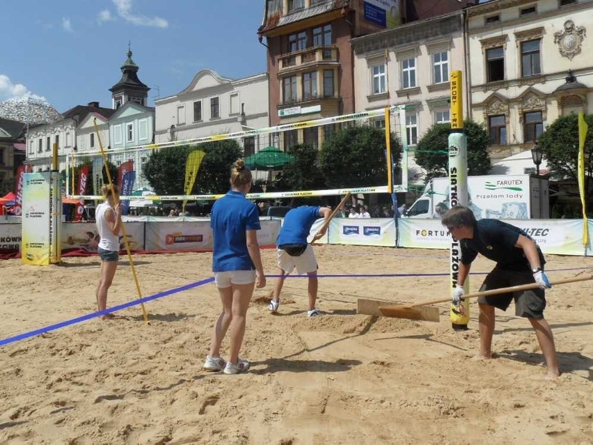 Cieszyn: Trwa Plaża - Siatkówka Plażowa. Zobacz jak można się fajnie bawić na cieszyńskim rynku