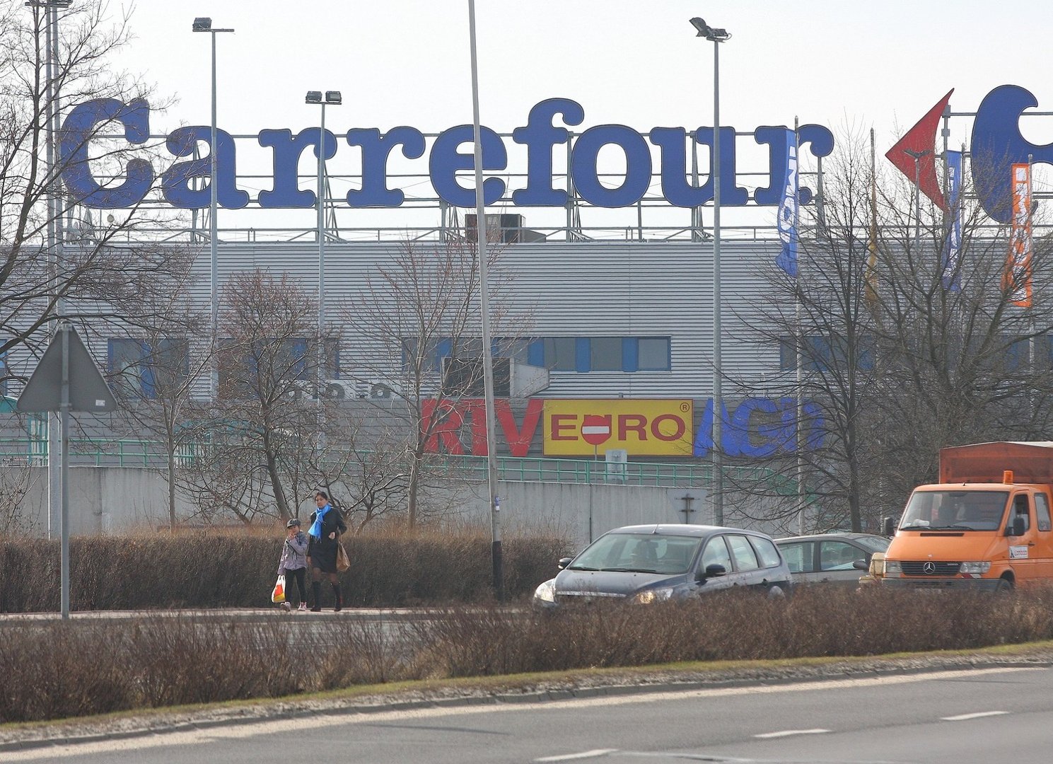 W przyszłym roku logo sieci Carrefour zniknie z Piotrkowa. Zastąpi je logo  sieci Real. | Piotrków Trybunalski Nasze Miasto